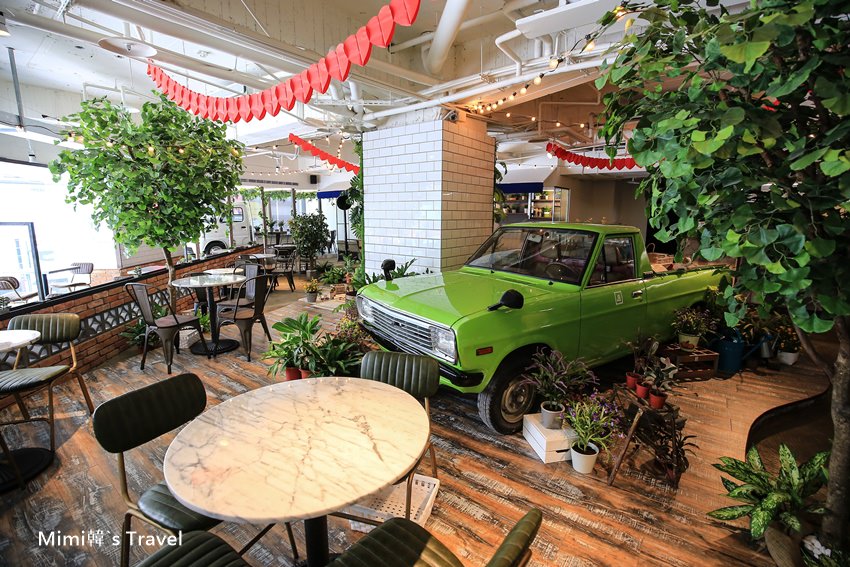 【台中美食】JAI 宅：一中商圈最美義大利麵餐廳朝聖去，綠意森林風，連復古車都開進來當裝飾啦！
