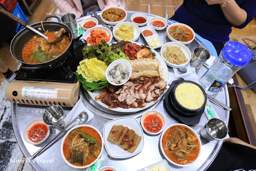 【首爾推薦必吃】鐘路三街站，生蠔菜包肉一條街：必點菜包肉，會贈送韓式土豆排骨湯