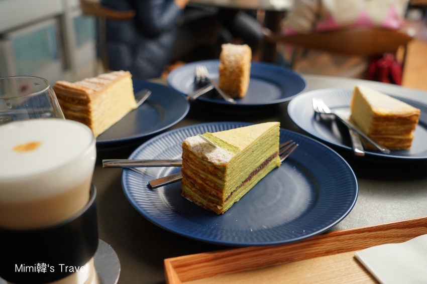 台南甜點｜深藍咖啡旗艦店：號稱台南千層蛋糕中的LV，清水模設計外觀超美拍！
