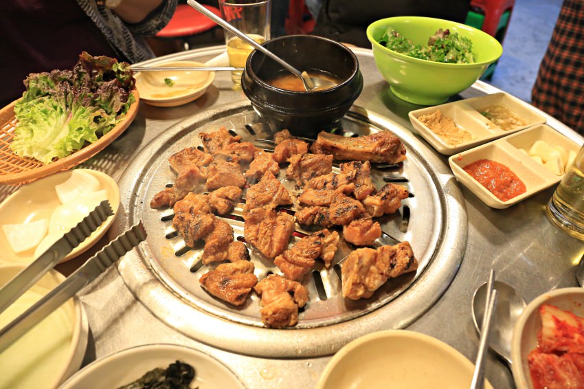 【弘大美食－韓式烤肉】老房子炭火燒肉（옛날집）：經濟實惠，阿珠瑪很親切