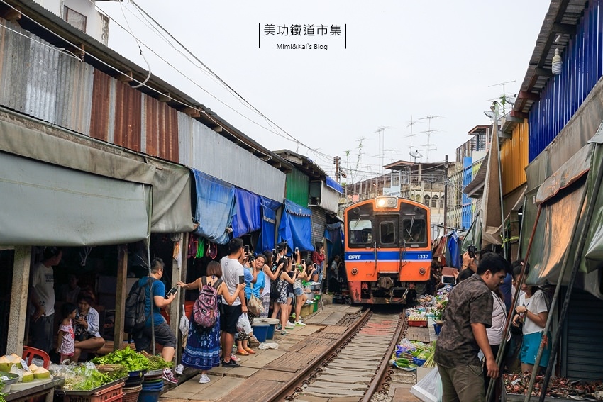 【泰國奇觀】美功鐵道市集：曼谷近郊推薦景點，泰國菜市場逛街還得閃火車