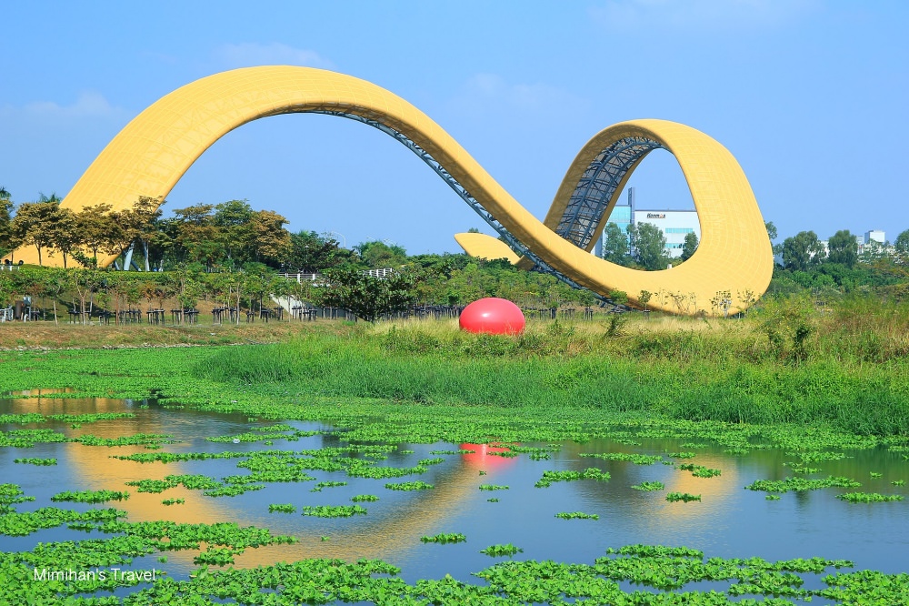 【台南新市景點】迎曦湖公園巨大黃絲帶：台南科學園區舞彩迎賓公共裝置藝術~ 攝影、夜拍、約會好去處~