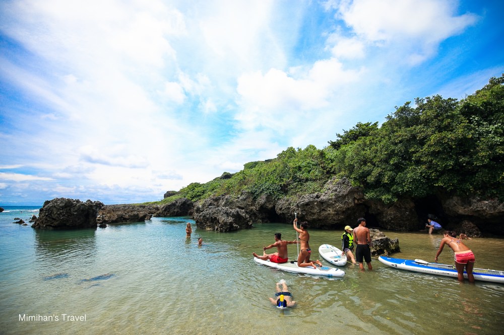 【墾丁景點】小巴里島岩：遊客少少的超美小海灣，使用全罩浮潛面罩水下正常呼吸沒問題，大人小孩都好玩。