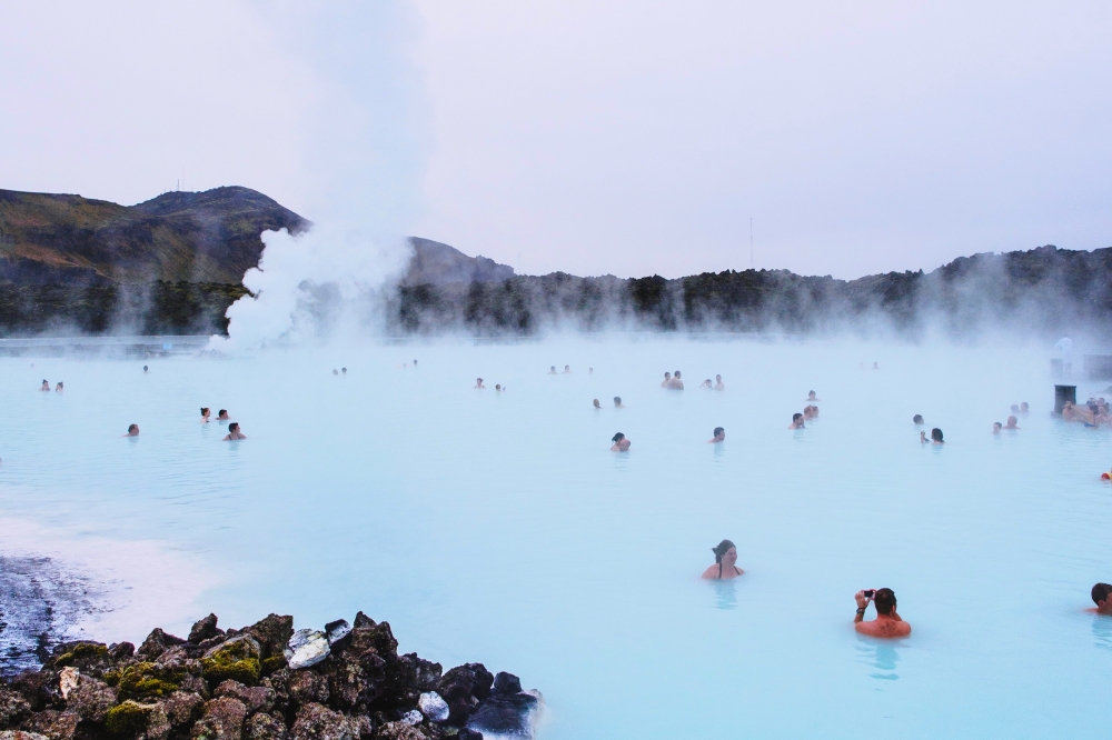【冰島景點】藍湖溫泉Blue Lagoon：門票預約/省錢方案/交通方式推薦，冰島最美溫泉！