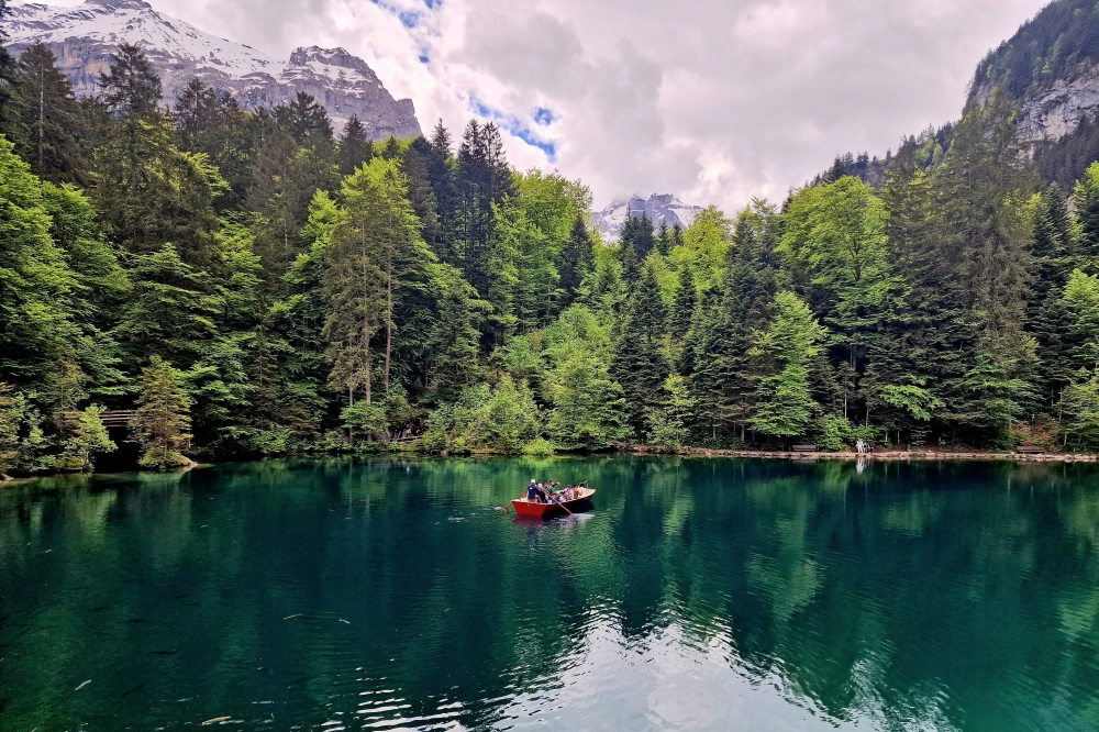 【瑞士藍湖Blausee】阿爾卑斯山的絕美秘境湖泊，搭船尋訪藍眼少女眼淚浪漫傳說！