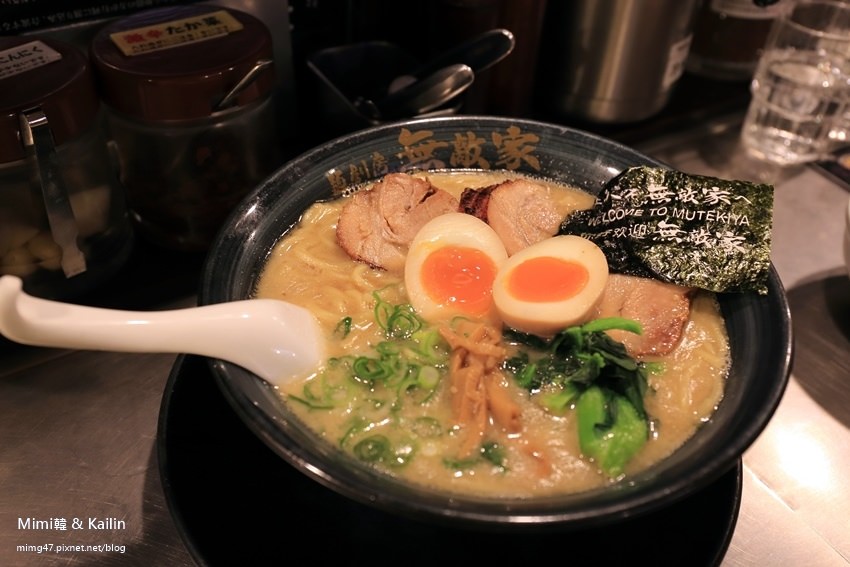 【東京池袋美食】推薦必吃！無敵家拉麵：叉燒厚度驚人，湯頭濃郁香氣四溢，要有大排隊的心理準備。