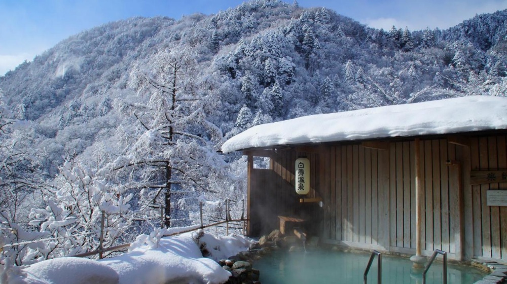 【2025白骨溫泉住宿推薦】5選必住溫泉旅館與交通，秘境乳白美肌湯泉全攻略