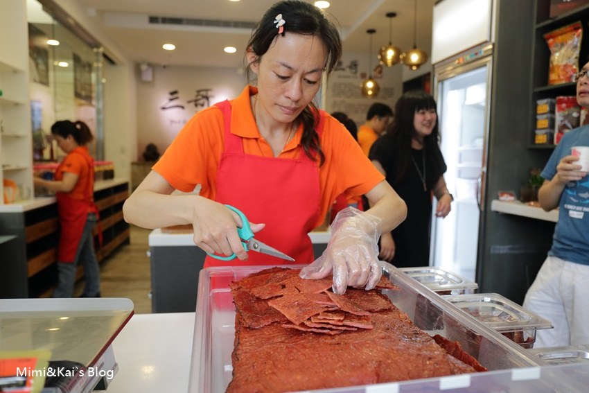 【嘉義美食】東市場老店『三哥肉鬆肉乾』：嘉義買伴手禮選它就對啦！近百種選擇，好吃得亂七八糟～