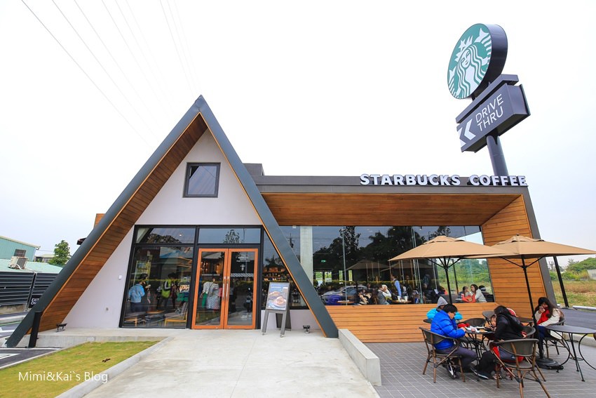 【嘉義景點】Starbucks 星巴克民雄門市：喝咖啡也要玩外拍，美美的星巴克得來速街邊店。