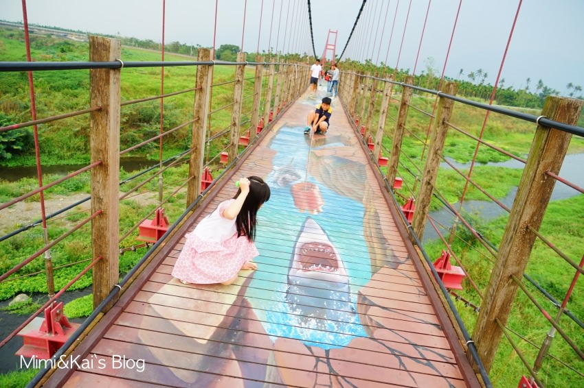 【屏東】萬巒吊橋：全台第一座3D彩繪吊橋，大白鯊噴火龍出沒！吃海鴻豬腳來散步～