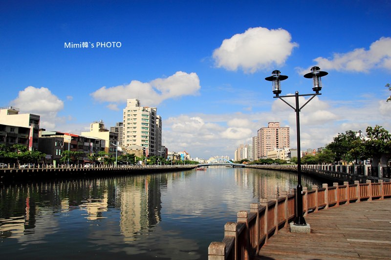 【台南景點】安平運河：除了大太陽，府城夏日也很美，河畔這的鳳凰花正陸續盛開了。